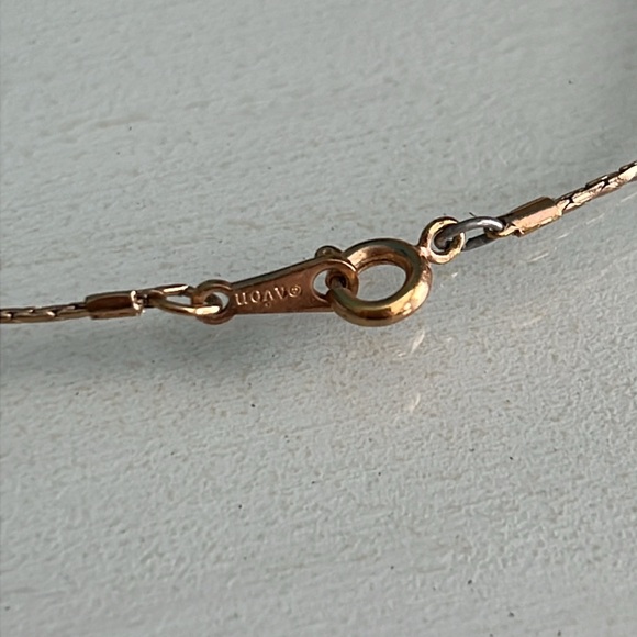 Vintage 1970’s Avon Frosted Glass Necklace - Picture 4 of 4